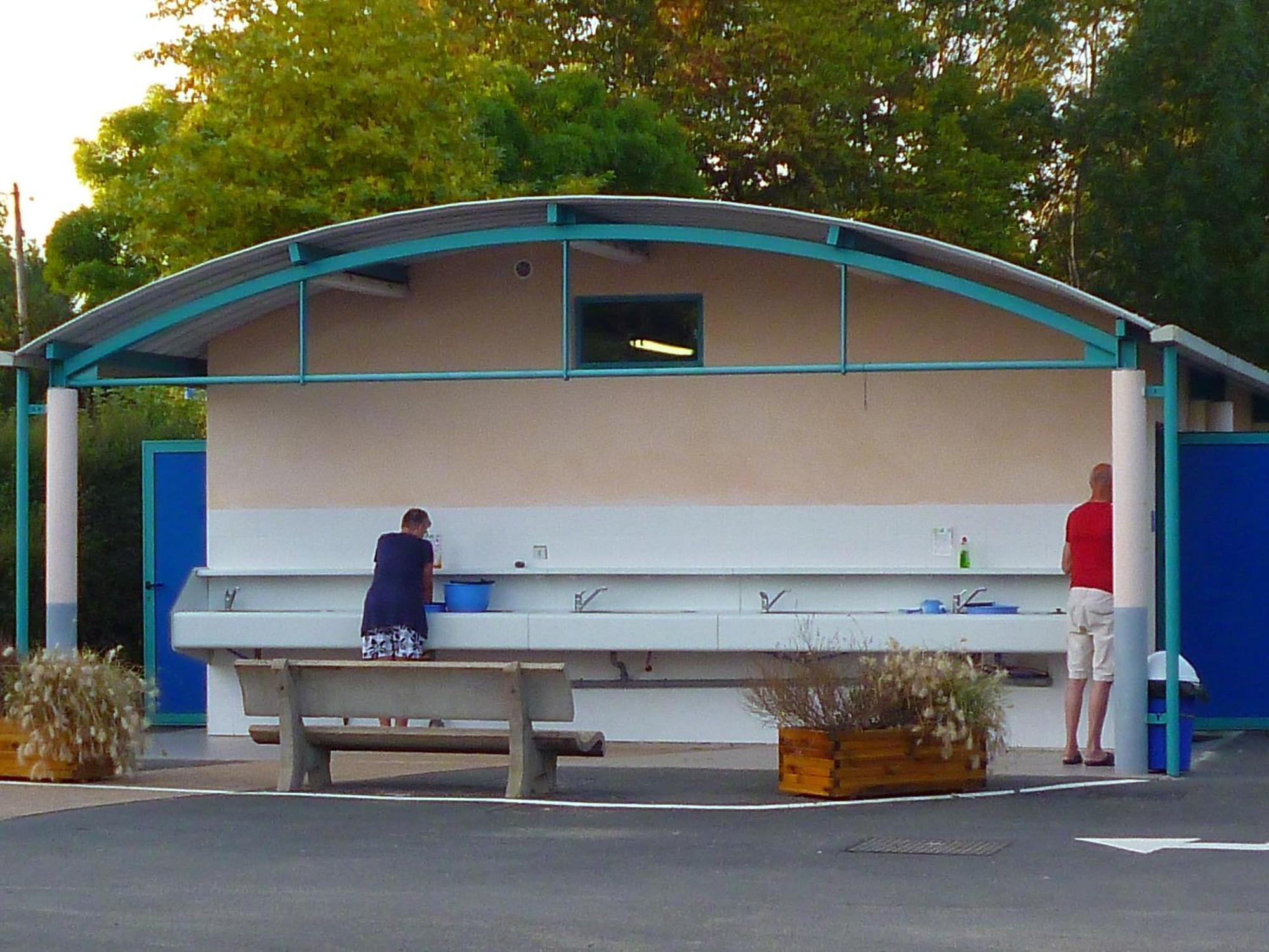 Camping De Tournus - Drole De Cabane Exteriör bild