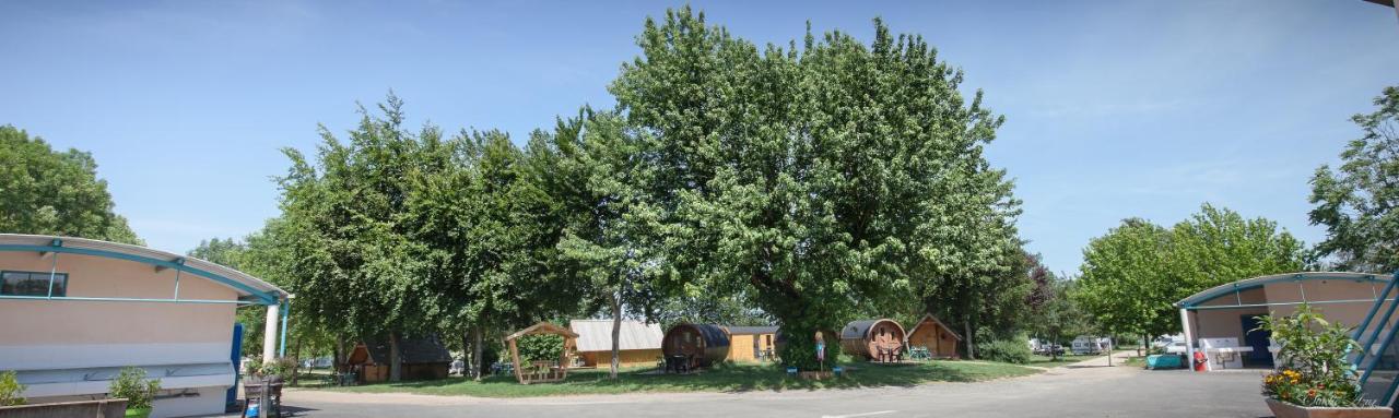 Camping De Tournus - Drole De Cabane Exteriör bild